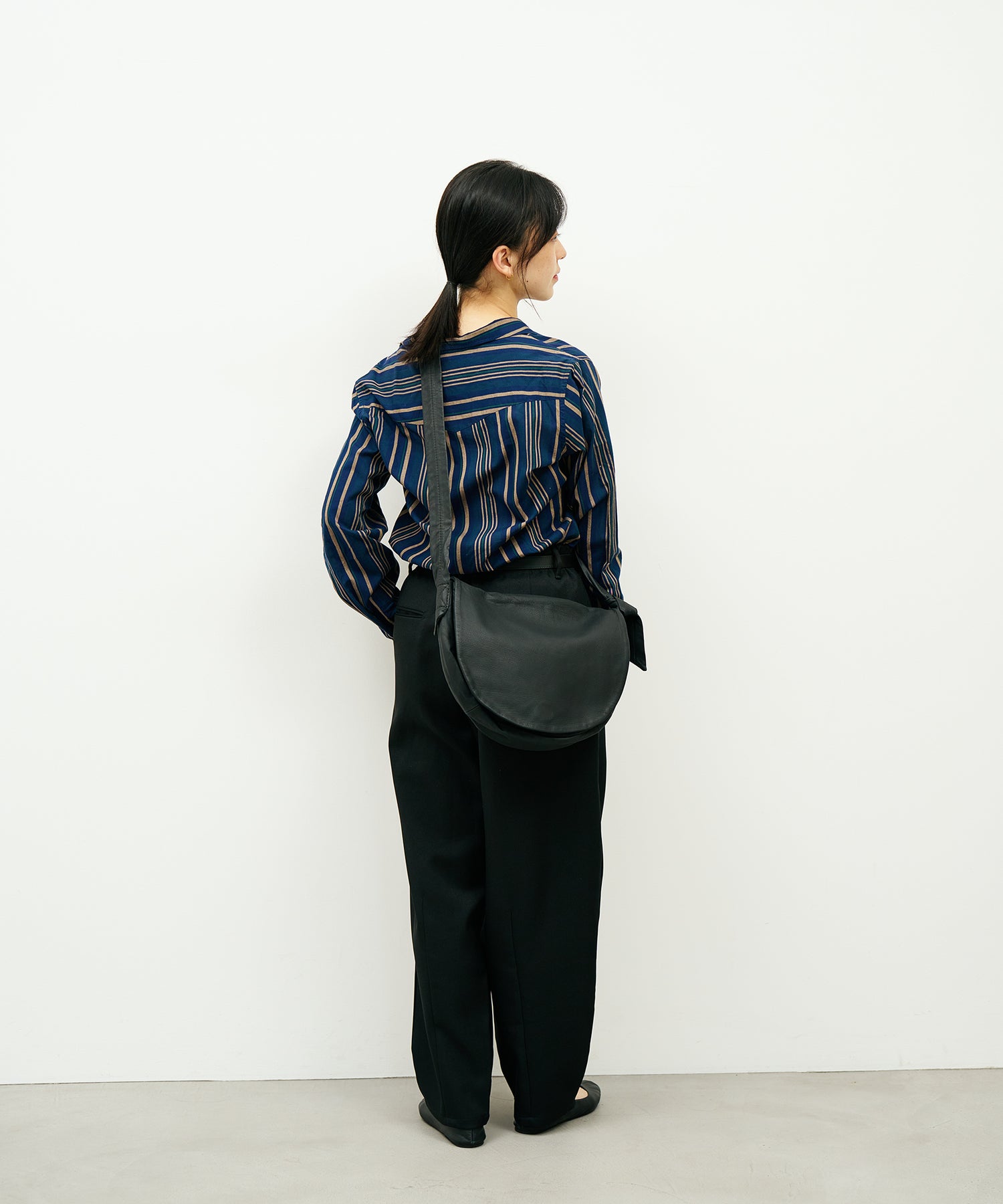 シンプルなサークル型ヤギ革ショルダーバッグ - フラップタイプの洗練