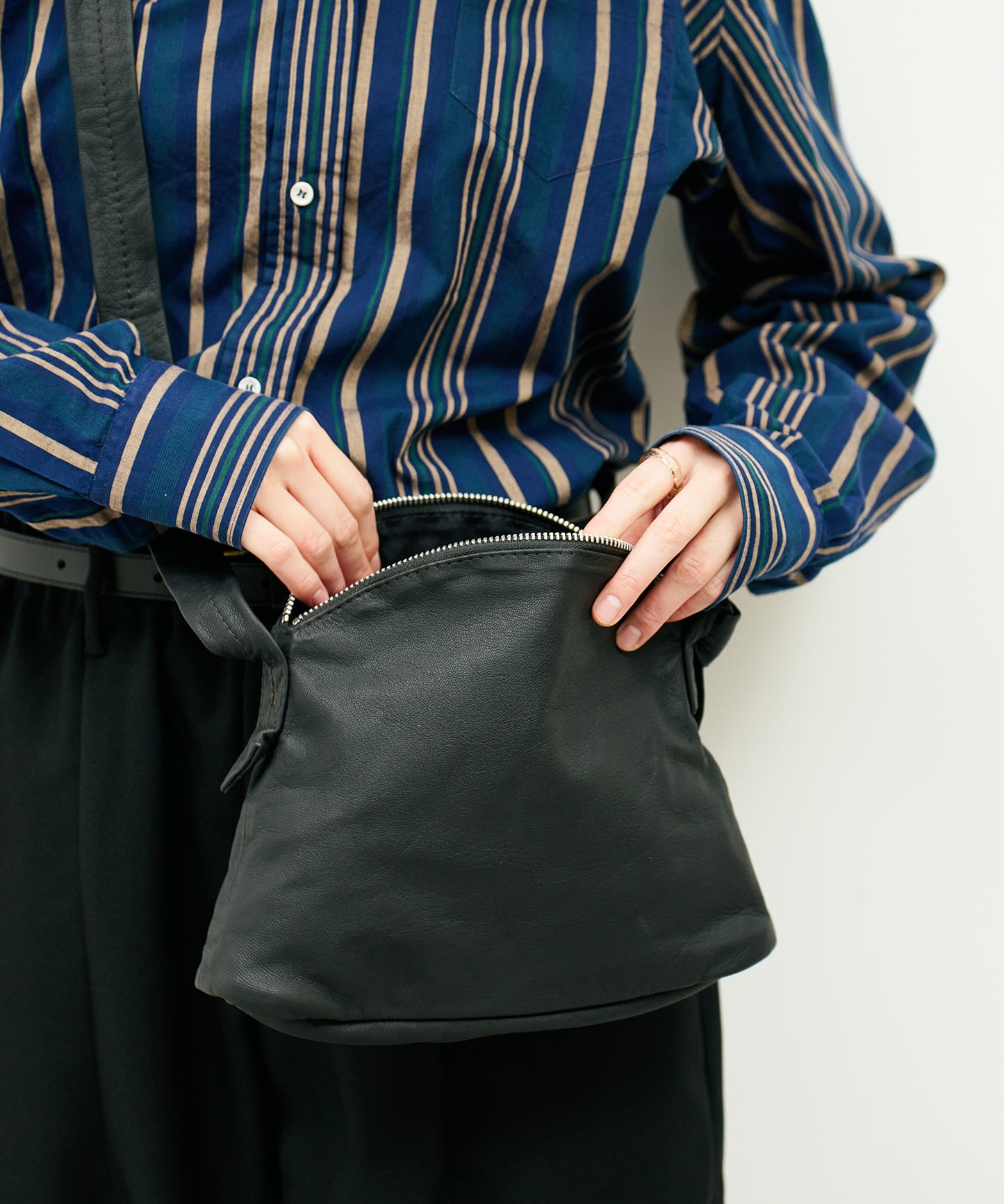 #11 / アーチジップショルダー（black）/ やぎ革・ベアー