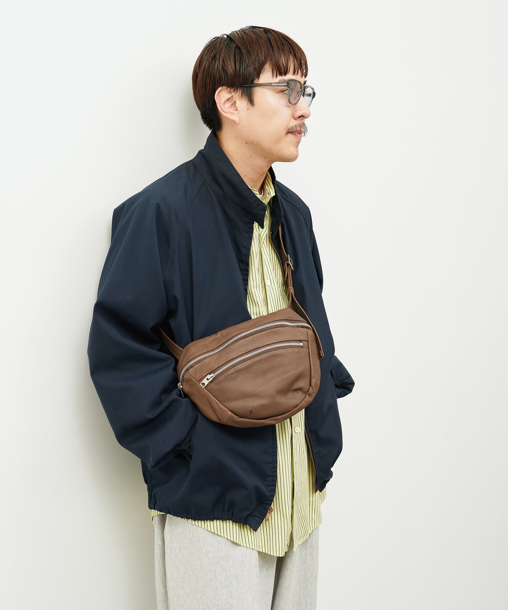 レザー スリングバッグ 黒・赤 柔らかくて丸みのあるやぎ革ショルダーバッグ - ファスナー付き