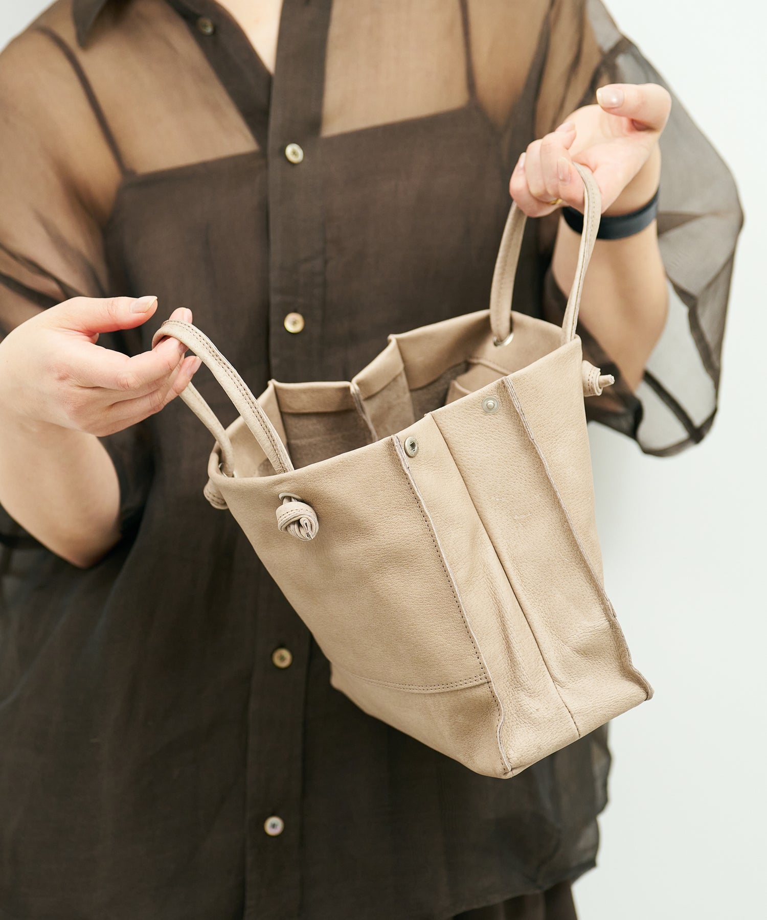 REN】《トートバッグ》シンプルで軽い、紙袋モチーフの四角いレザーバッグ