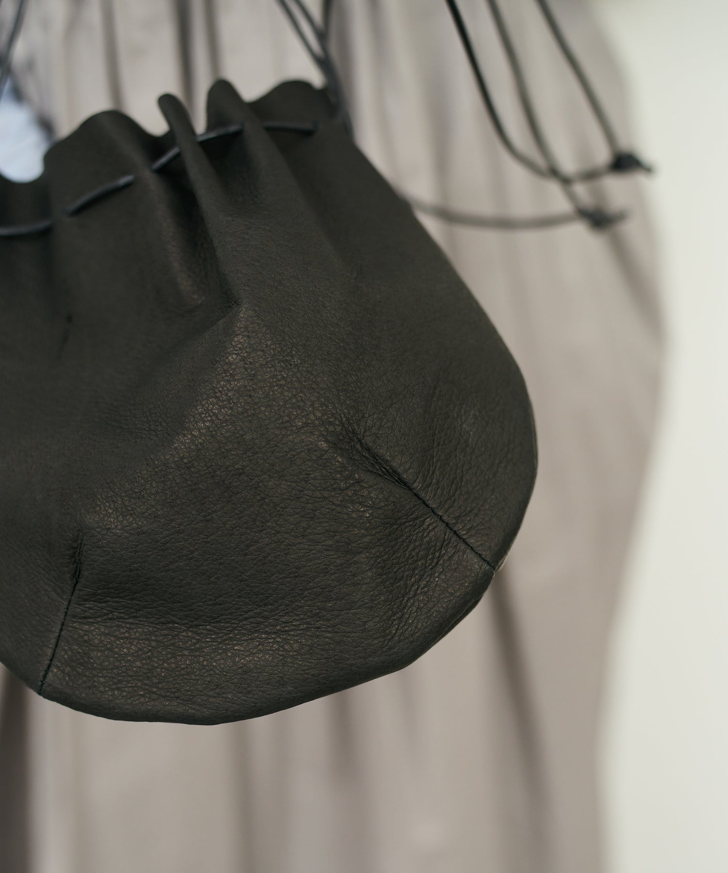 REN】《ショルダーバッグ》シンプルで軽いレザー素材の丸型ポシェット。