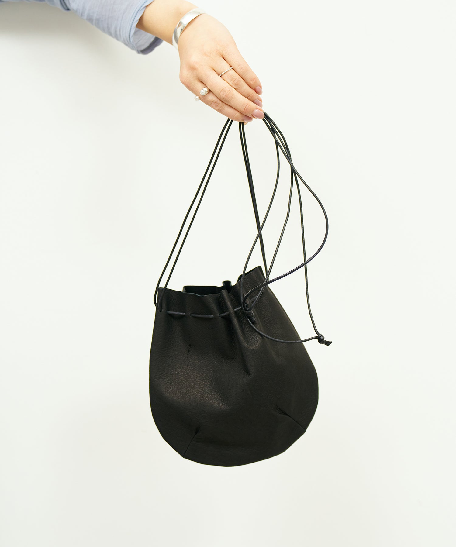 REN】《ショルダーバッグ》シンプルで軽いレザー素材の丸型ポシェット。