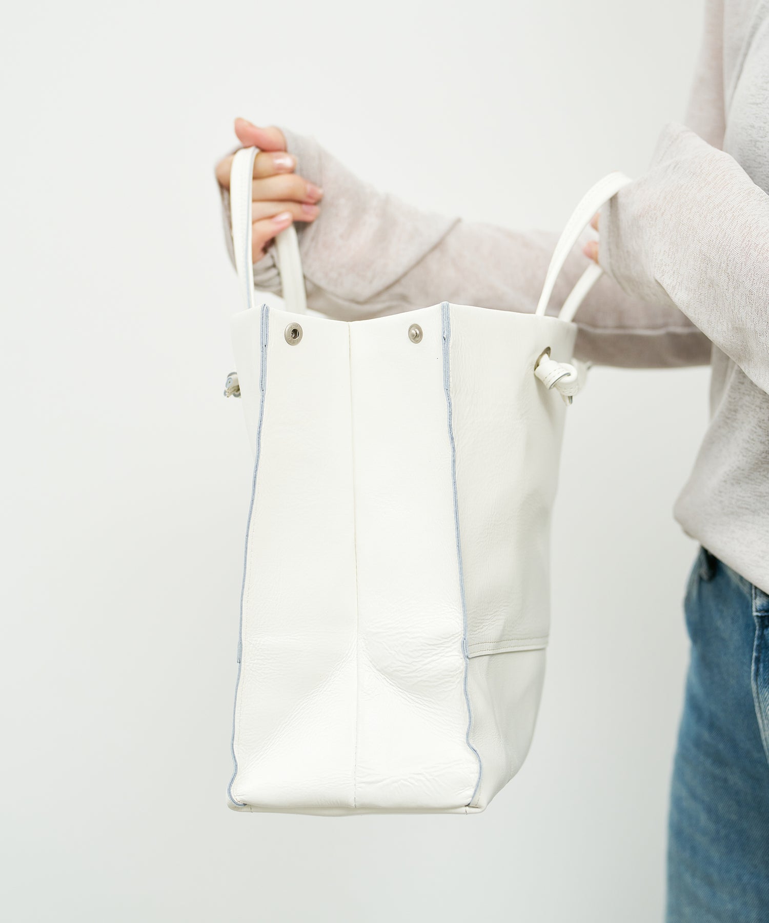 REN 革トートバッグ　白 REN】《トートバッグ》シンプルで軽い、手持ちサイズのレザーバッグ。