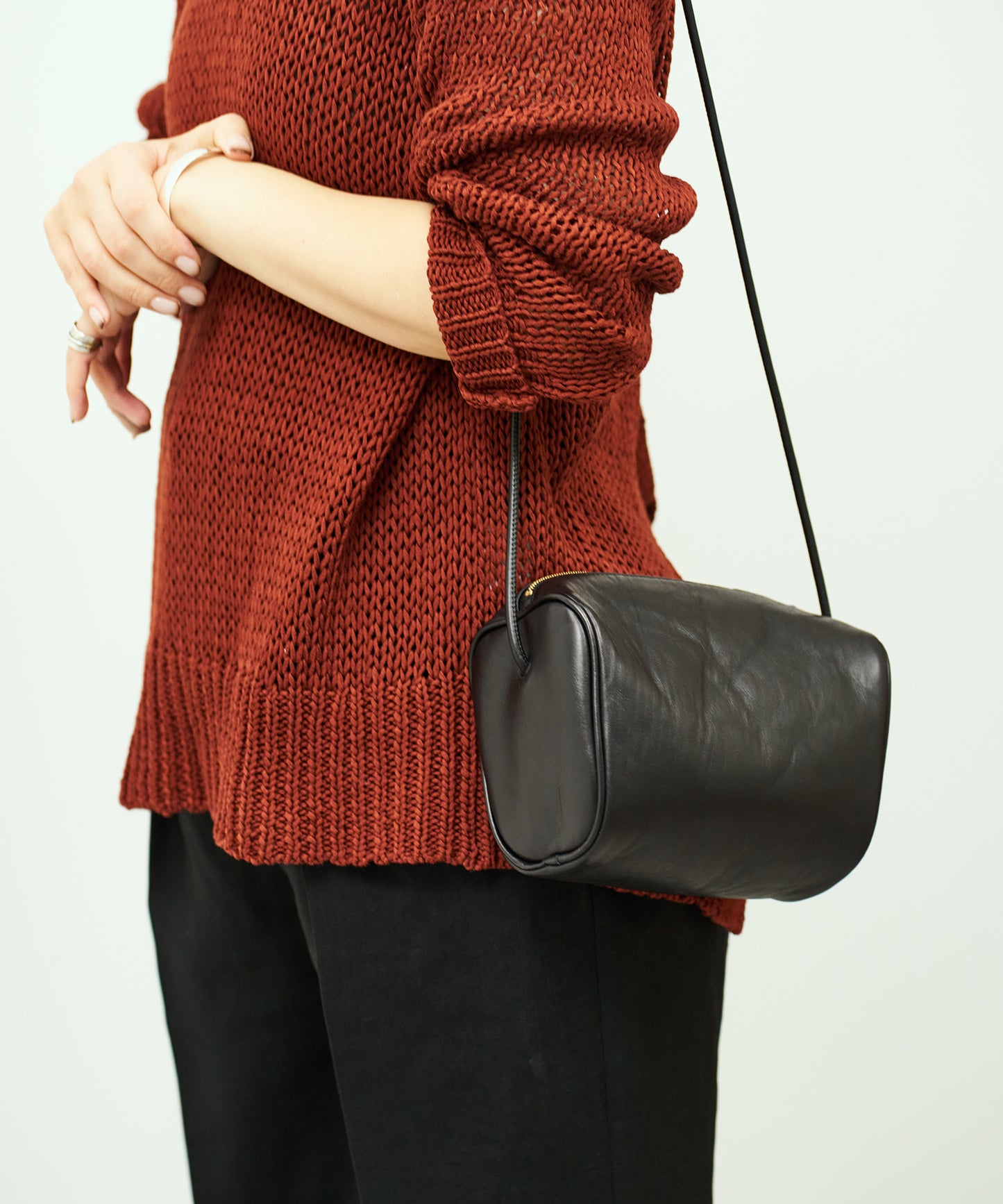 #45《BF SALE 10%》フロートミニショルダー（black）/ 牛革・アペルト