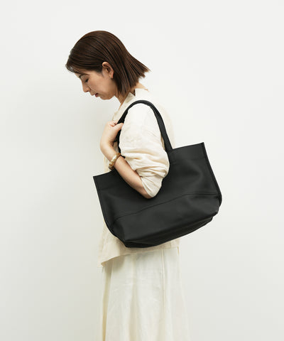 #51b / ワイドトートM（ink black）/ 牛革・フィリップ