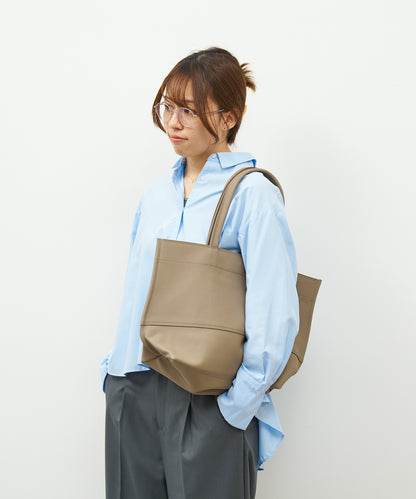 #51b/ ワイドトートM（almond gray）/ 牛革・フィリップ