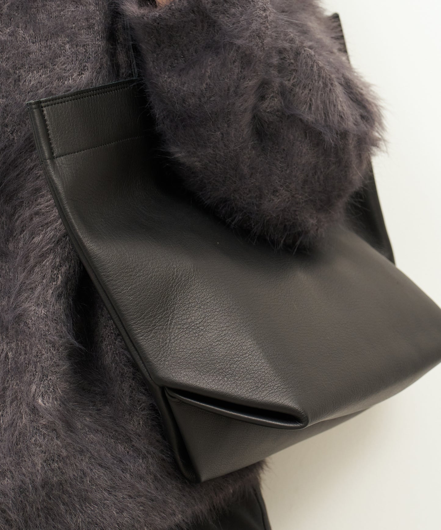 #52b《SALE 30%》ランチバッグM（black）/ 牛革・バレンシア