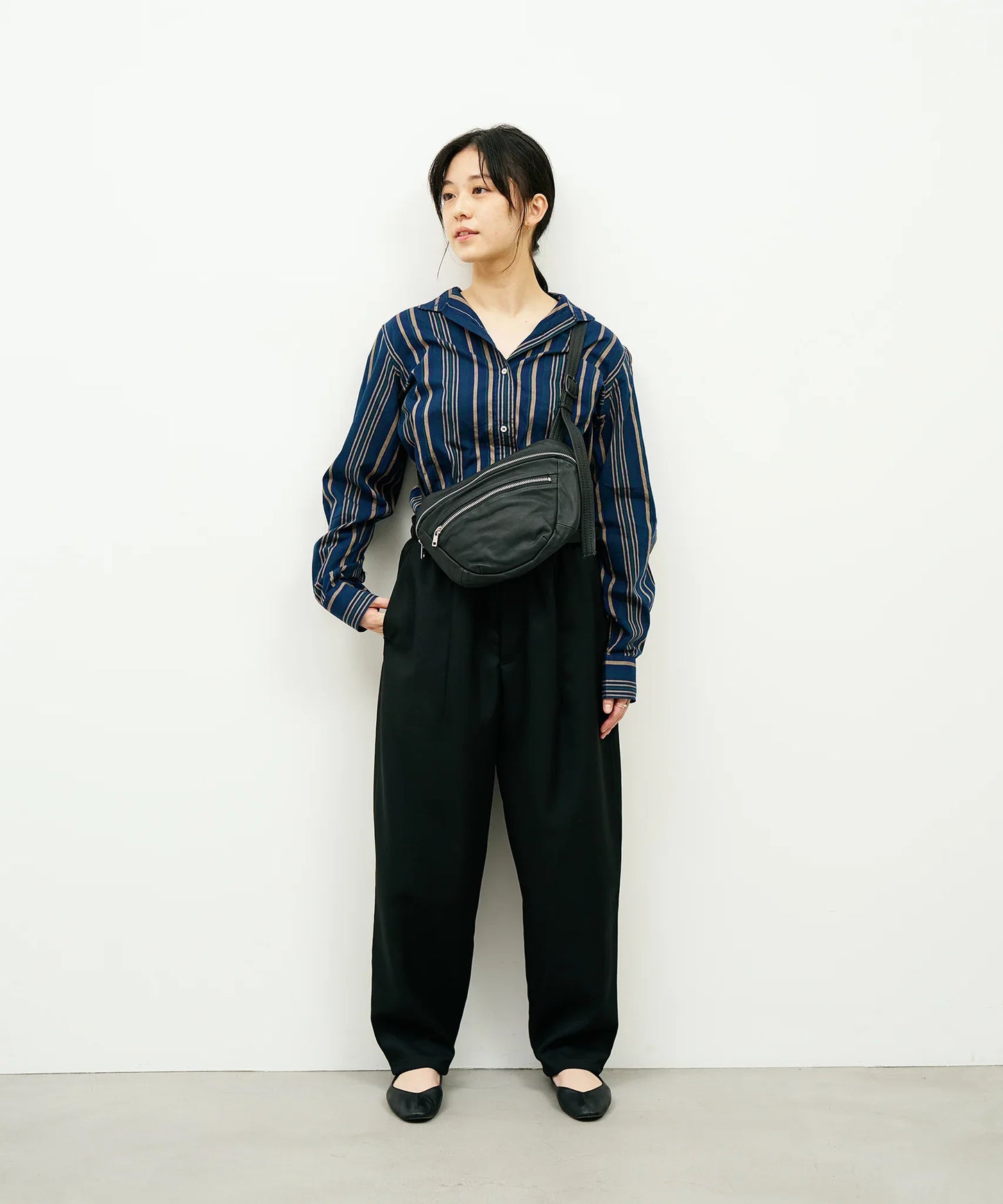 #11/ ラウンドスリングバッグ (black) / やぎ革・ベアー - REN