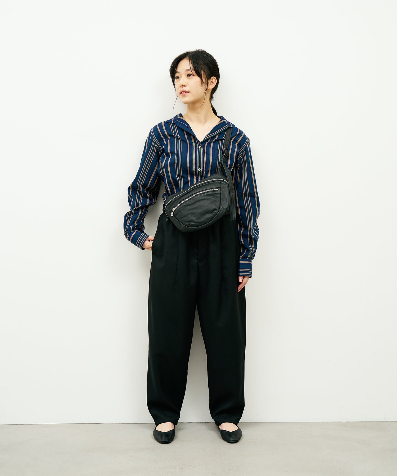 柔らかくて丸みのあるやぎ革ショルダーバッグ - ファスナー付きボディ