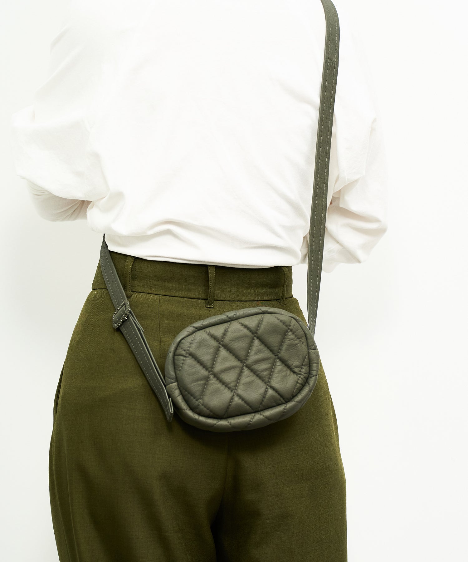 ポシェット》柔らかくて軽いレザー素材のキルティングバッグ。 – REN