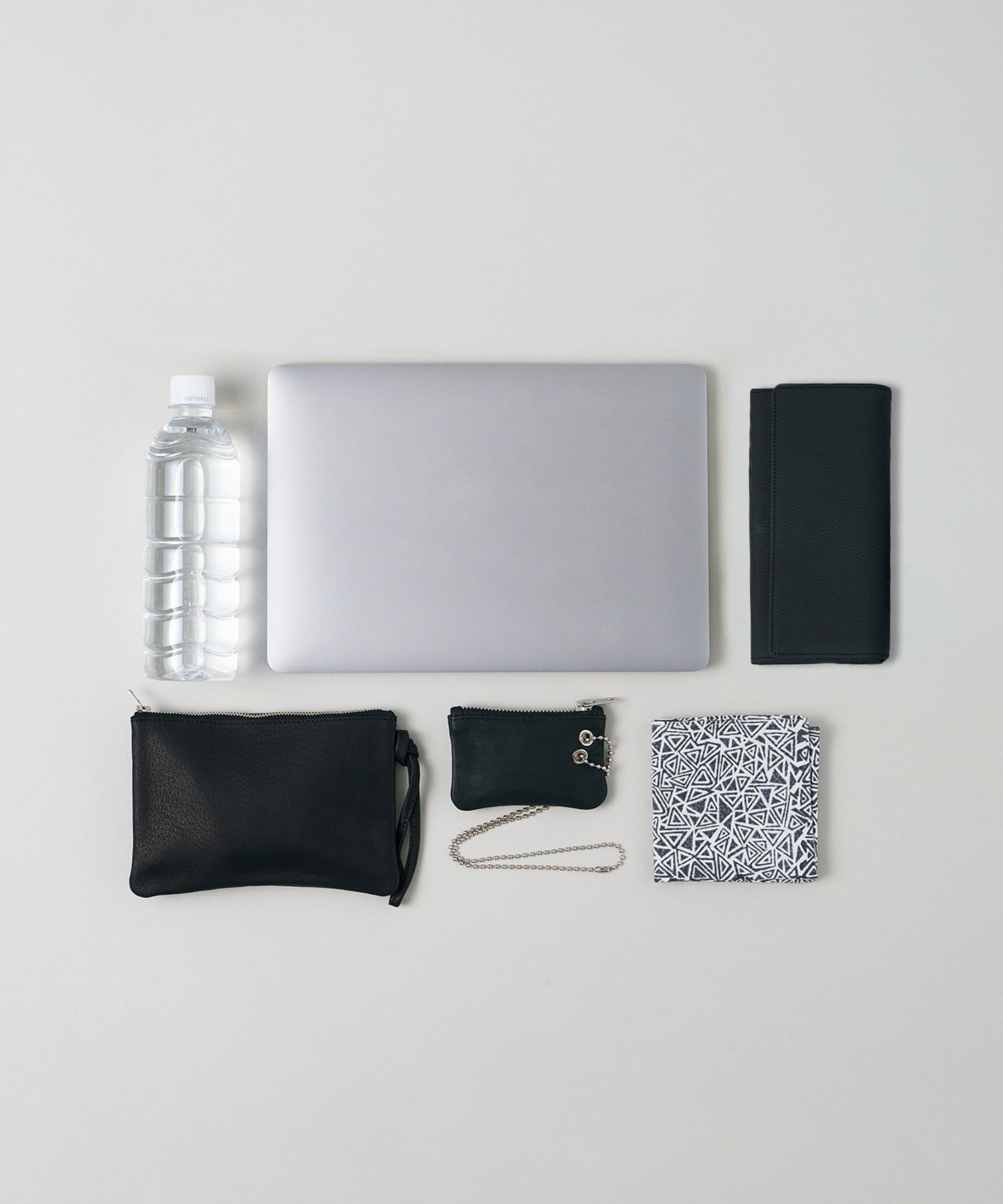 シンプルで柔らかいスクエア型のファスナー付きやぎ革ショルダーバッグ