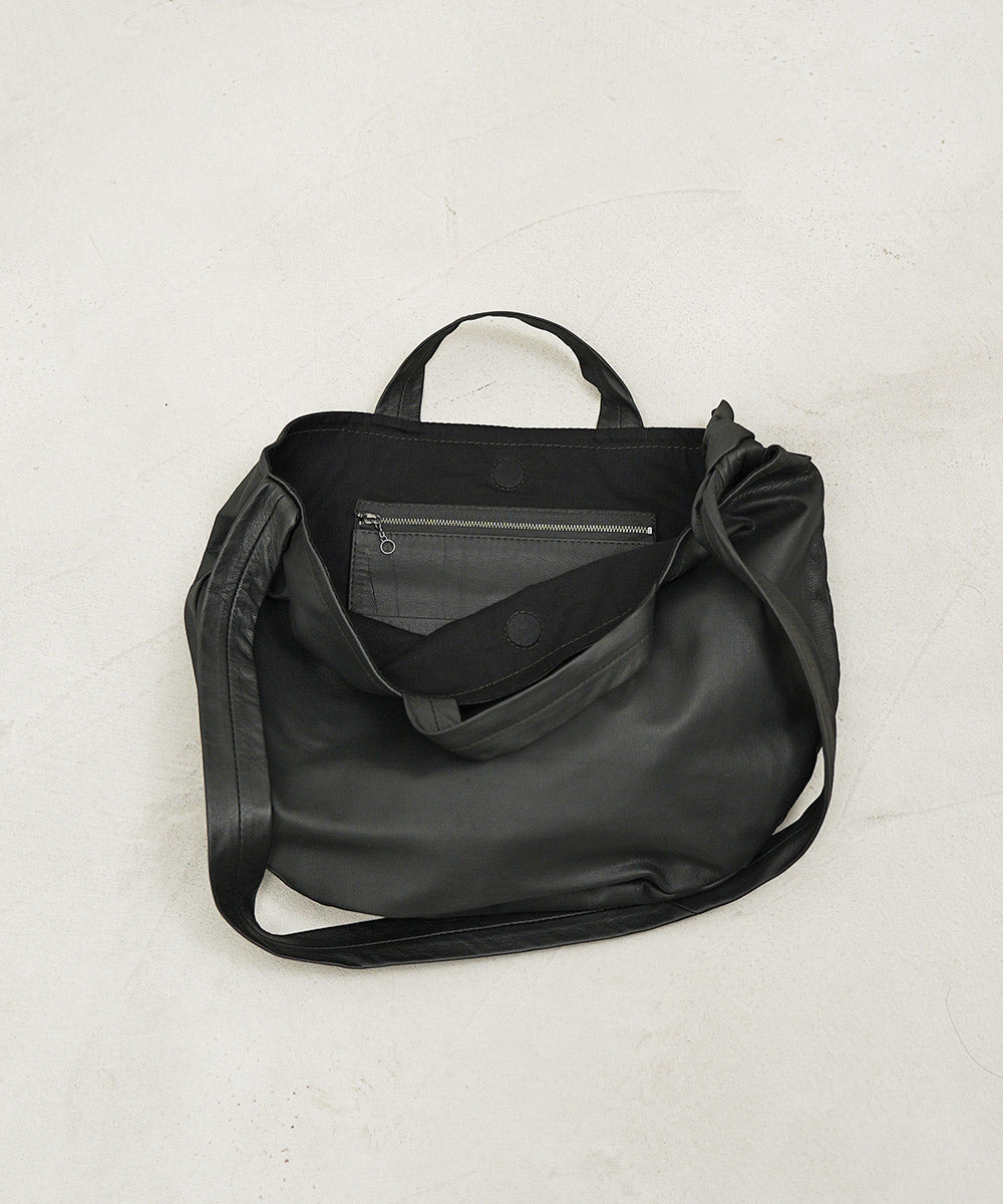 ショルダーバッグ》軽くて柔らかい、半円型の2way仕様のレザーバッグ。 – REN