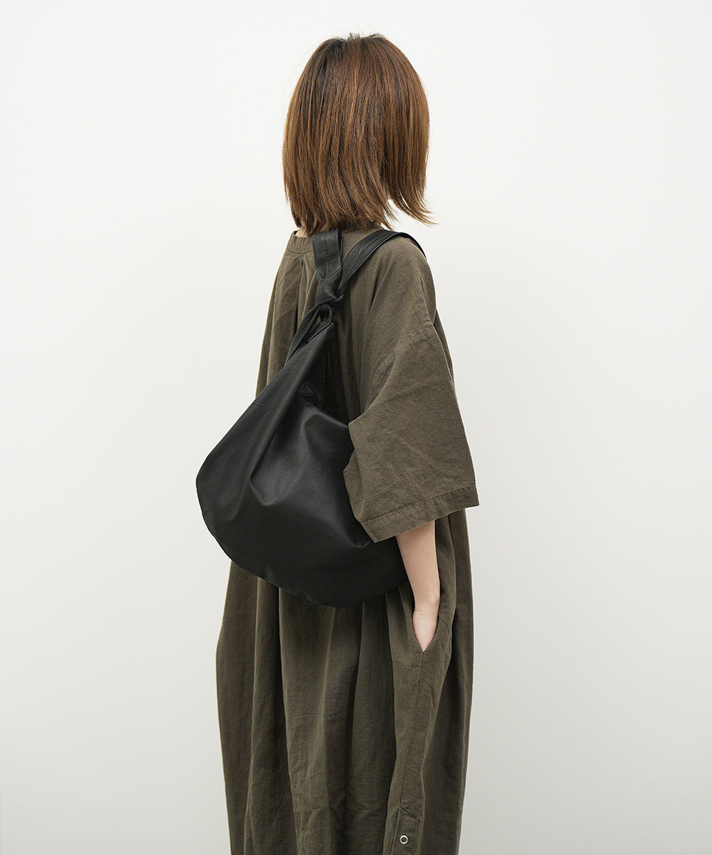 ショルダーバッグ》軽くて柔らかい、半円型の2way仕様のレザーバッグ。 – REN