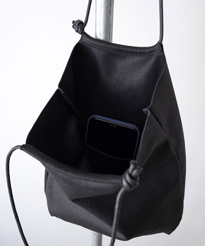 内部にはサブポケットが1つ備わっています。※スマートフォンを収納したイメージ